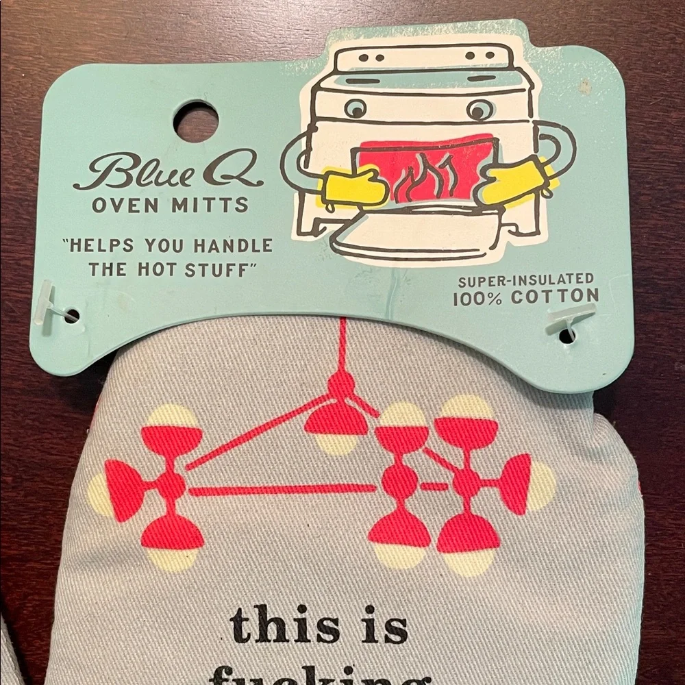 Gray and Red Oven Mitt with Retro Design - Picture 3 of 4